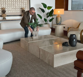 Jose Vivanco acomodando una maceta en una mesa